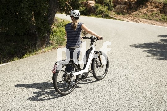 Wer mit dem Bike auch auf längeren Strecken schnell unterwegs sein will, kann die Anschaffung eines E-Bikes mit Motorunterstützung bis 45 km/h in Betracht ziehen. Hier das Modell Nevo GT Touring der Firma Riese & Müller.