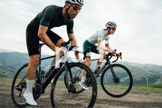 Die Bildunterschrift wird in Bälde eingefügt. Sie können uns aber gern auch per E-Mail oder Telefon kontaktieren, wir helfen gerne weiter. Zwei Personen fahren Rennrad in der Natur.