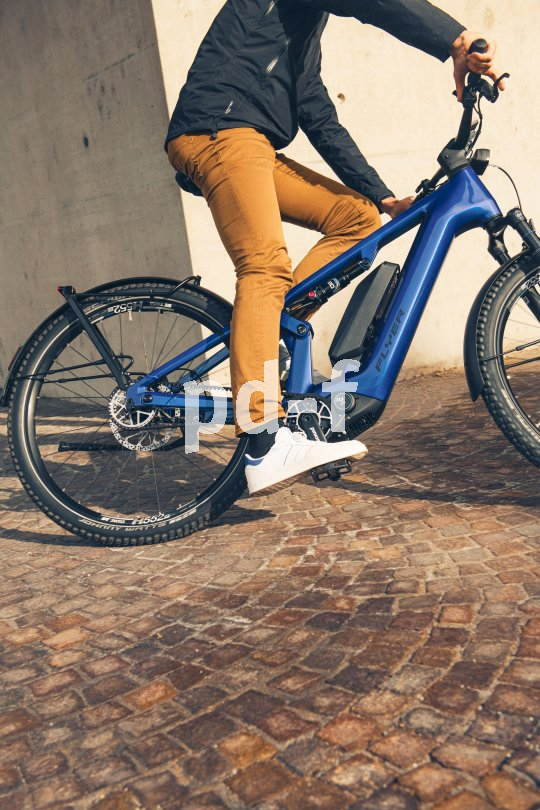 Mann fährt mit E-Bike um eine Hausecke.