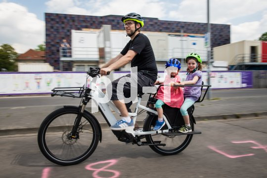 Hintereinander über dem Hinterrad - auch diese Möglichkeit des Kindertransports ist ein gute Lösung. Vorteil: Das Rad ist nicht übermäßig lang und auch nicht breiter als ein normales Fahrrad.