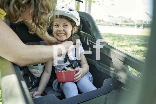 Kind sitzt in Lastenrad 