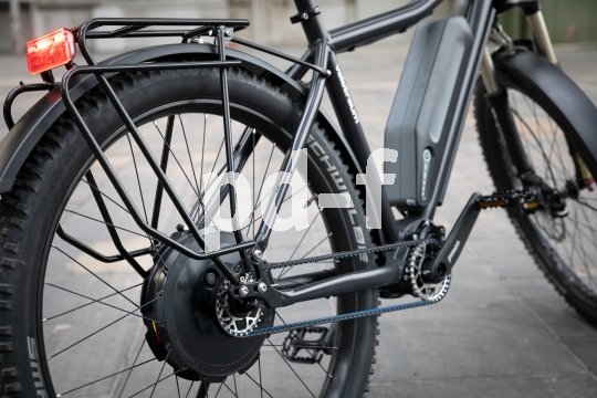 Auch für ein E-Reiserad ist Wartungsarmut ein großer Vorteil. Velotraum stattet seinen "Finder FD12E" mit einem Hinterradnabenmotor aus, der den Einbau eines Pinion-Zentralgetriebes zulässt. Dazu kommen ein Gates-Carbonriemenantrieb und komfortable Breitreifen.