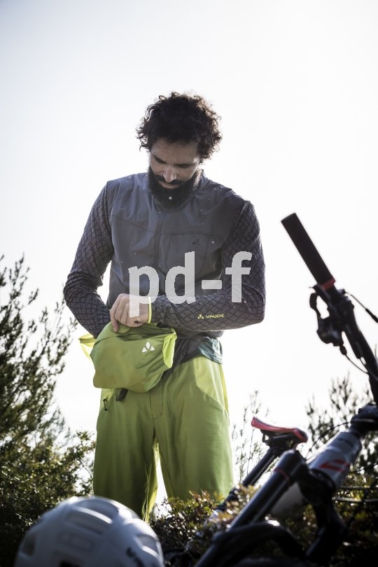 Leicht und winddicht, gut sichtbar, aber auch gut verpackbar, so soll ein Windbreaker sein. Das Modell "Green Core" von Vaude ist zudem wasserabweisend und besteht zum Teil aus Recyclingmaterial.