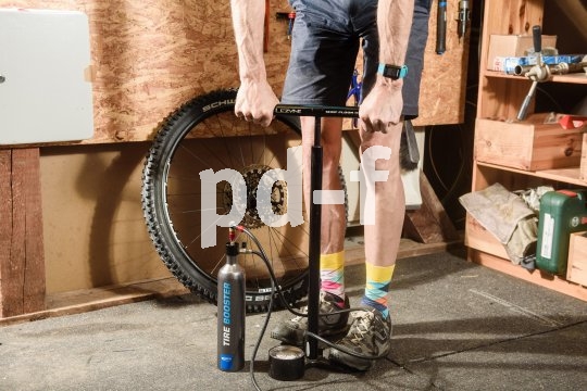 Damit der Tubeless-Reifen sich aus dem Felgenbett perfekt passend an die Felgenflanken setzen kann, braucht es für gewöhnlich einen kräftigen Luftstoß. Diesen liefert entweder ein Kompressor, eine spezielle Tubeless-Pumpe mit eigenem Hochdruckreservoir ? oder, wie hier im Bild, eine externe Hochdruckkammer wie der ?Tire Booster? von Schwalbe. Mit einer herkömmlichen Standpumpe lässt sich der Booster auf zwölf Bar aufpumpen und gibt die Luft stoßartig ab..