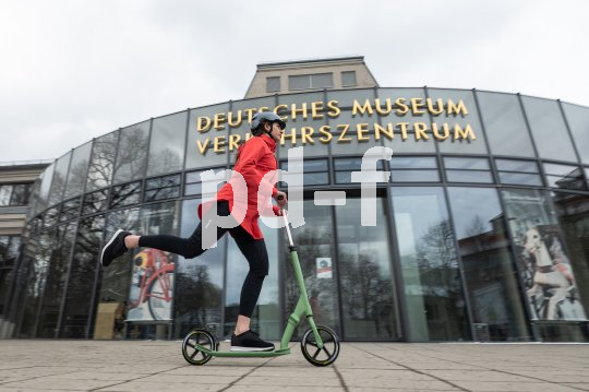 Roller sind gemacht für die urbane Mobilität und ein praktisches Gefährt für die letzte Meile. Frau fährt mit Roller