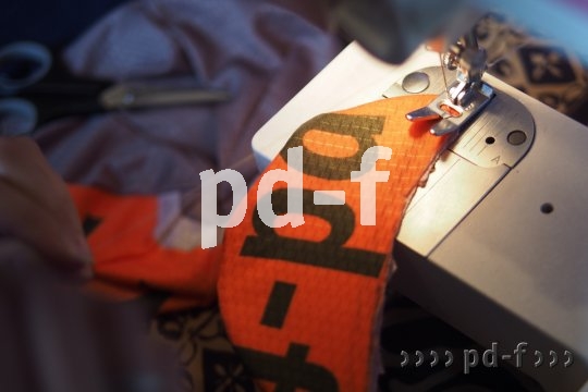 Wer mit einer Nähmaschine umgehen kann ist leicht im Vorteil. Aber im Finish kommt es doch auf die Handarbeit an.