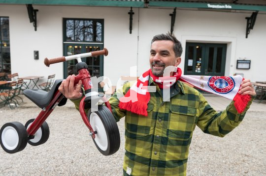 Kinderfahrzeug in FC Bayern Design