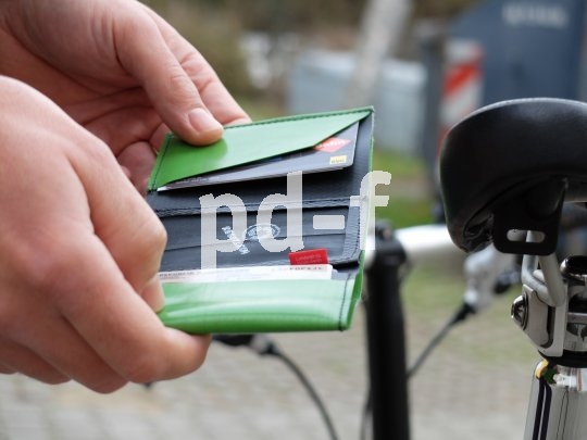 Passt in jede Tasche, ist unempfindlich gegen Feuchtigkeit, schick und nachhaltig: die Geldbörse "Patte" von Fahrer Berlin, hergestellt aus recycelter Lkw-Plane oder Boots-Persenning und Schlauchstücken.