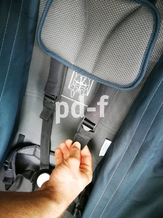 Damit die kleinen Passagiere sicher untergebracht sind, sollten die Gurte immer wieder angepasst werden. Sie dürfen nicht drücken, müssen aber sicher sitzen.