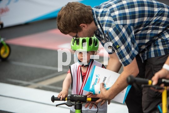 Am Ende wartet die Medaille. Da freuen sich Vater und Tochter.