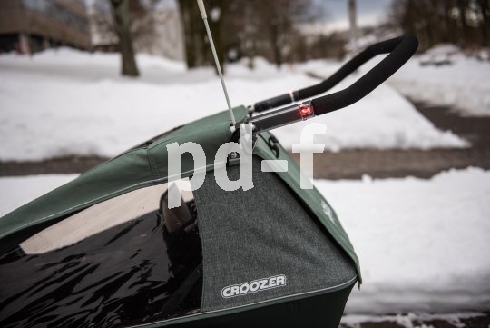 Praktisch und sicher: Der Kinderanhänger "Kid Vaaya" von Croozer mit integriertem Rücklicht.