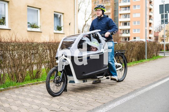 Mann fährt mit Lastenrad