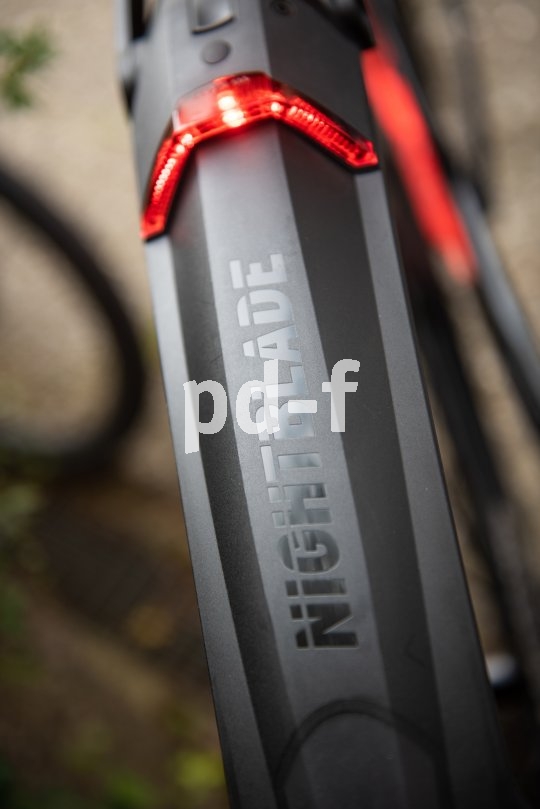 Für Mountainbiker, die im Dunklen unterwegs sind, bietet Hersteller SKS das Steckschutzblech "Nightblade" mit integriertem Rücklicht. Es ist StVZO-konform; der Akku ist herausnehm- und per USB aufladbar.