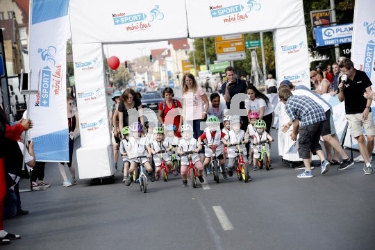 Und los geht die wilde Jagd: Auf ihren Laufrädern erreichen die jungen Nachwuchsfahrer bereits ein ordentliches Tempo.