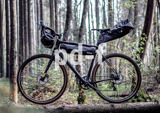 Lenker-, Rahmen- und Satteltasche sind die Grundausstattung für den Gepäcktransport beim Bikepacking. Hier die Modellreihe "Limited Edition Bikepacking" des Packtaschenspezialisten Ortlieb.
