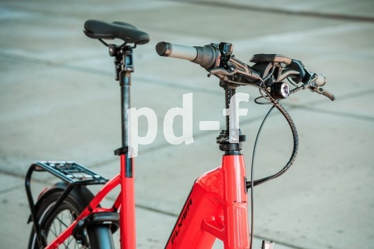 Durch einen drehbaren Vorbau lässt sich das kompakte E-Bike "Upstreet 1" von Flyer platzsparend verstauen.