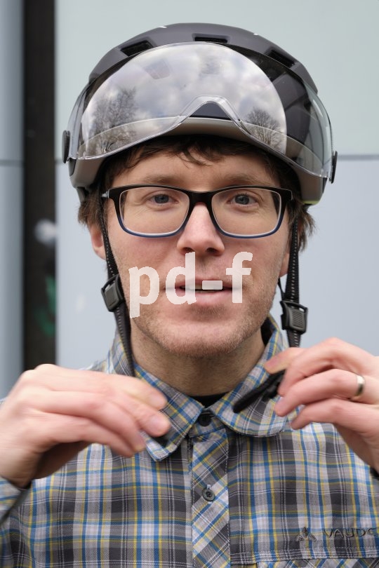 Der Verschluss sollte möglichst leicht zu bedienen sein - es steht ja nicht immer einen Spiegel herum.