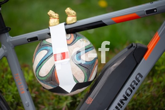 So etwas hat der eine oder andere auch gern im Osternest: ein Ballhalter des Herstellers Fahrer Berlin. Damit die Osterkalorien auch gleich in Bewegung umgewandelt werden können.