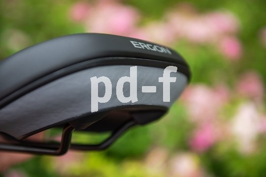 Dieser mehrschichtig aufgebaute Sattel hat eine polsternde Zwischenschicht, wie sie auch im Laufschuh genutzt wird.