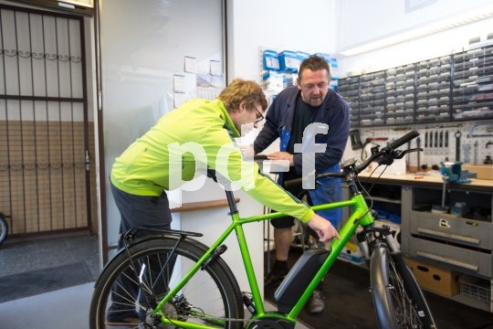Für die Belastungen in der dunklen, kalten und meist auch nassen Jahreszeit sollten Fahrräder fit sein. Eine Wartung mit eventuellem Nachstellen von Bowdenzügen oder Bremskomponenten bietet sich an.