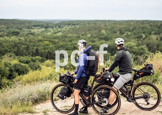 Vor allem abseits asphaltierter Straßen ist folgendes zu beachten: Je näher das Gepäck an der Längsachse des Fahrrades befestigt wird, desto weniger beeinflusst es sein Fahrverhalten.