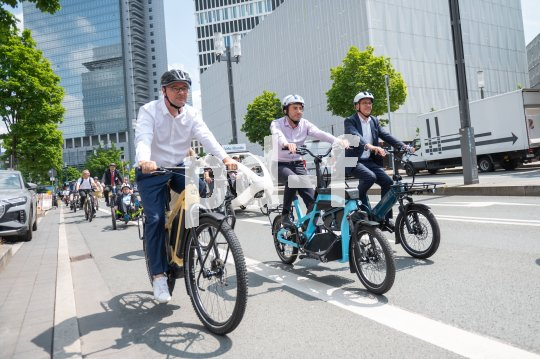 v.l.n.r.: Der Parlamentarische Staatssekretär beim Bundesminsterium für Digitales und Verkehr, Oliver Luksic, Frankfurts Oberbürgermeister Mike Josef und der hessische Minister für Wirtschaft, Energie, Verkehr und Wohnen, Tarek Al-Wazir.