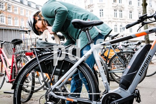 Im städtischen Alltag sind immer noch die meisten E-Bikes unterwegs. Winoras Modell "Yucatan 8" ist für den Einsteiger in die E-Mobilität gedacht, der einen sportlichen Motor und solide Komponenten sucht. Im Alltag ist auch die kombinierte Umhänge/Fahrradtasche "Twin City urban" von Ortlieb zuhause.