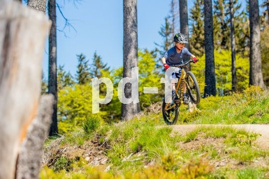Was die Großen können, kann manch Bike-Nachwuchs auch - aber meist fehlt es am passenden Rad. Wenn das mal da ist, geht die Post ab!