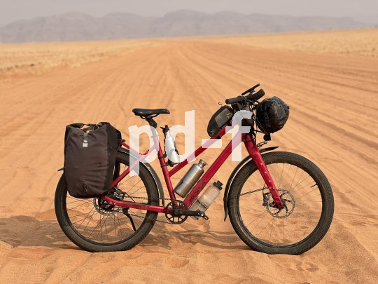 Auf Exkursionen in trockene Landschaftsgebiete sind neben staubdichten Radtaschen vor allem gefüllte Wasserflaschen ein Muss am Rad.