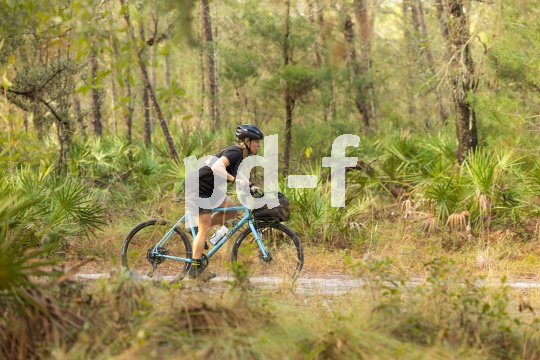 Das ?Preambel" von Surly ist ein Allzweckfahrrad, das wahlweise mit flachem Lenker oder Rennradlenker erhältlich ist. Je nach Ausstattung lässt es sich sowohl als Communter-Bike für den täglichen Arbeitsweg als auch als Gravelbike für sportliche Wochenendtouren nutzen.
