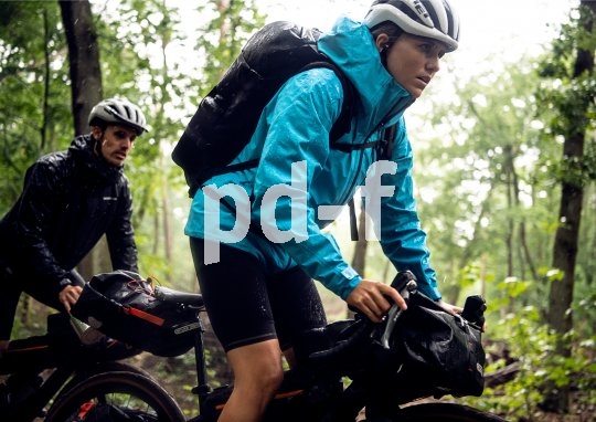 Auch ohne die klassische Hecktaschenkombi lässt sich viel Gepäck am Rad unterbringen. Ein Rucksack kann sinnvoll sein, sollte aber nicht zuviel Gewicht auf die Waage bringen.