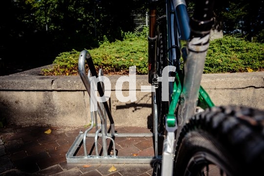Stadtmöblierer WSM produziert Fahrradabstellanlagen mit viel Platz und hohen, kunststoffummantelten Anlehnbügeln. Auch schwerere Bikes wie etwa Pedelecs stehen hier sicher.