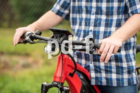 Kleine Lampe, große Wirkung: An E-Bikes darf die Beleuchtung heute auch durch den Akku des Motors mit Strom versorgt werden. So lässt sich mithilfe der LED-Technik ein zuverlässiges, gleichmäßiges Fahr- und Standlicht erzeugen.