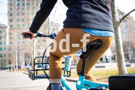 Hersteller Cane Creek stellt die 4. Generation seiner gefederten Sattelstütze "Thudbuster" vor: Parallelogrammtechnik, 50 mm Federweg, werkzeugloser Wechsel der Elastomere (weich/mittel/hart im Lieferumfang, weitere bestellbar).