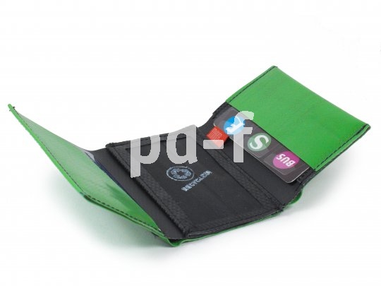 Eine Geldbörse aus Recyclingmaterial wie Lkw-Plane und Persenning gibt es vom Hersteller Fahrer Berlin. Schick, praktisch und nachhaltig - nicht nur für Radfahrer.