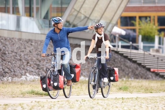 Gepäck an der Gabel muss möglichst weit unten befestigt werden, um die Lenkeigenschaften nicht allzu sehr zu beeinflussen.