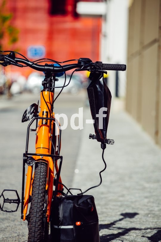 Die "Charger Bag" ist eine regen- und schmutzresistente Ladegerät-Tasche. Sie erleichtert das Akkuladen an öffentlichen Ladestationen, die selten überdacht sind (Hersteller: Fahrer Berlin).