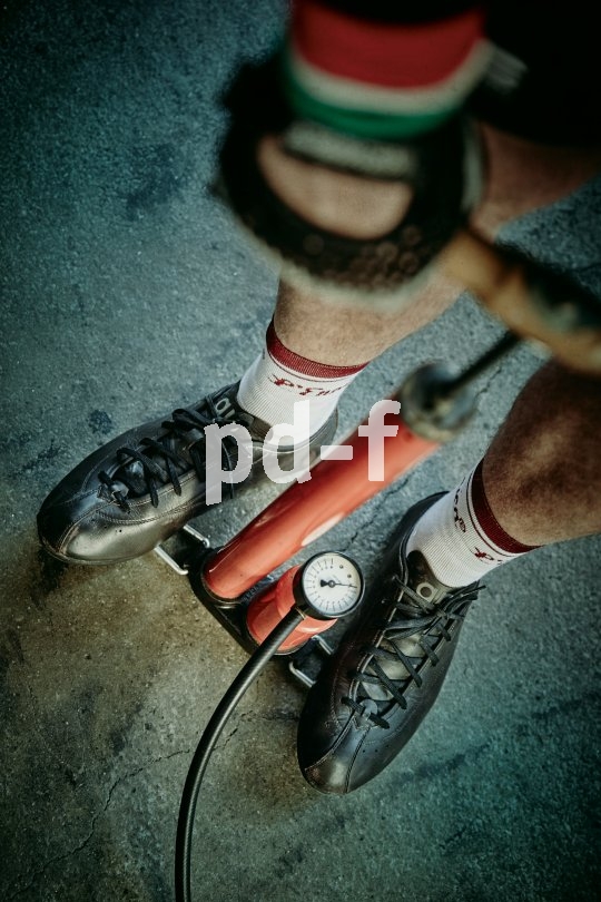 Der SKS-Rennkompressor ist eine seit Jahrzehnten bewährte Standluftpumpe - eine Legende unter Radsportlern. SKS hat nun eine limitierte "Vintage"-Version produziert.