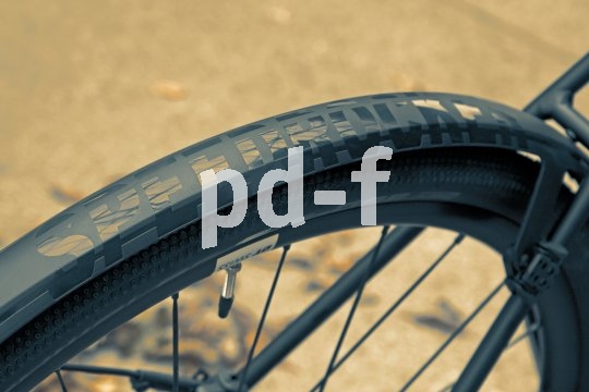 Speziell für sportliche Räder ist das Schutzblech "Speedrocker" von SKS konzipiert. Für Gruppenausfahrten gibt es mit der "Extension" auch noch eine passende Verlängerung, die Mitfahrende von Schmutzspritzern verschont.