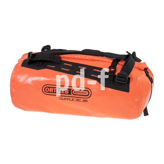 Freisteller einer orangen Sport- und Reisetasche.