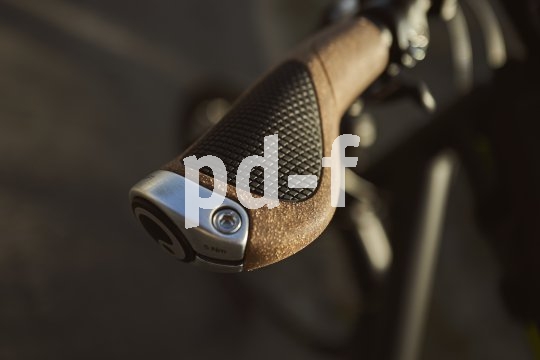 Dieser ergonomisch gestaltete Lenkergriff ermöglicht eine genaue Winkelanpassung des verbreiterten Bereiches an die bevorzugte Handhaltung. Das schützt vor Schmerzen und Kribbeln in Handflächen und Fingern.