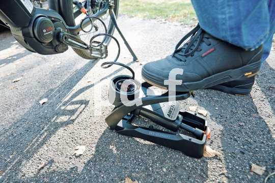 Eine Fußpumpe mit Manometer ist praktisch für die häusliche Fahrradpflege. Für unterwegs sind die meisten zu groß.