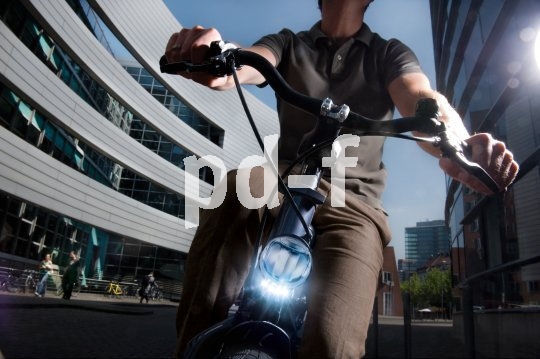 Nicht nur in dunklen Straßenschluchten bringt das Tagfahrlicht am Fahrrad mehr Sicherheit.