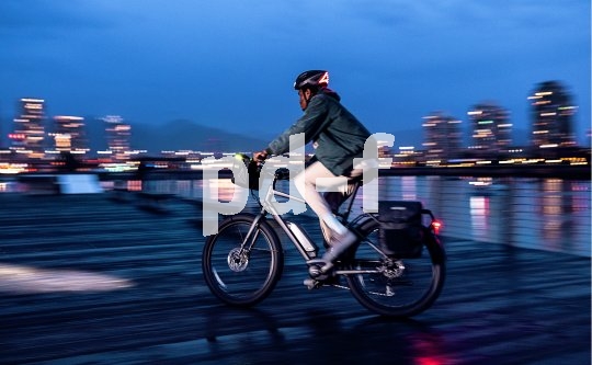 Speziell für E-Bike-Nutzer hat Taschenspezialist Ortlieb seine Lenkertasche "E-Glow" konzipiert. Ein Led-Streifen garantiert Sichtbarkeit, leuchtet aber auch den Inhalt aus. Energie kommt über den Fahrradakku oder eine Powerbank. Zwei seitliche Flaschenhalter bieten Ersatz für den bei E-Bikes oft wegen des Akkus fehlenden zweiten Halter am Rahmen.