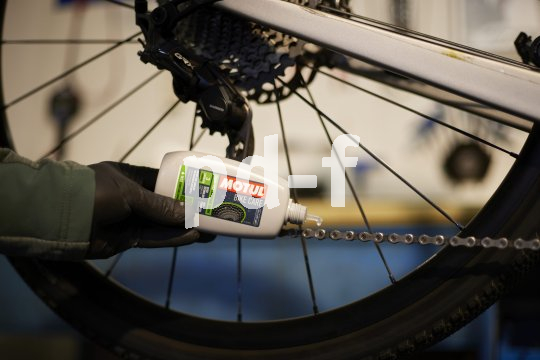 Kettenöl wird aufgetragen