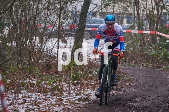 Schnee und gefrorener Boden sind bei einem Cyclocross-Rennen keine Seltenheit.