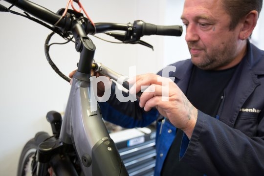 Ein bisschen Pflege, am besten vom Fachmann, und das Rad ist fit für die dunklere Jahreszeit. Klas, dass das Augenmerk dabei vor allem auf Bremsen und Beleuchtung liegt.