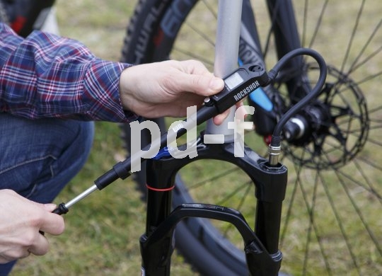 Der Luftdruck bestimmt, wie die Federgabel aufs Fahrergewicht und auf Bodenwellen oder Fahrbahnstöße reagiert. Eine dünne Dämpferpumpe bringt den nötigen hohen Druck auf.