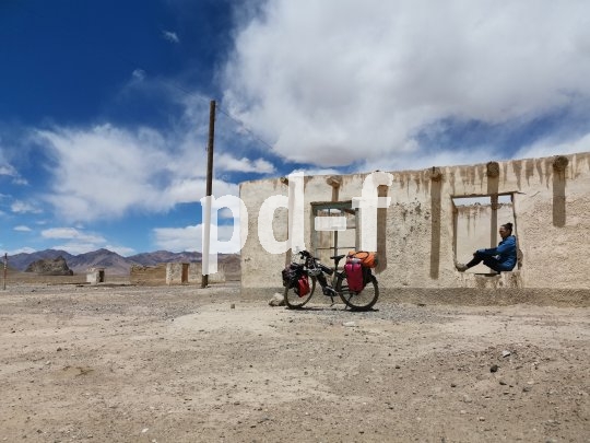 Auf Fahrradreisen entdeckt man vergessene Orte, wie hier ein verlassenes Haus auf der Hochebene im Pamir auf rund 4000 Meter über dem Meer.