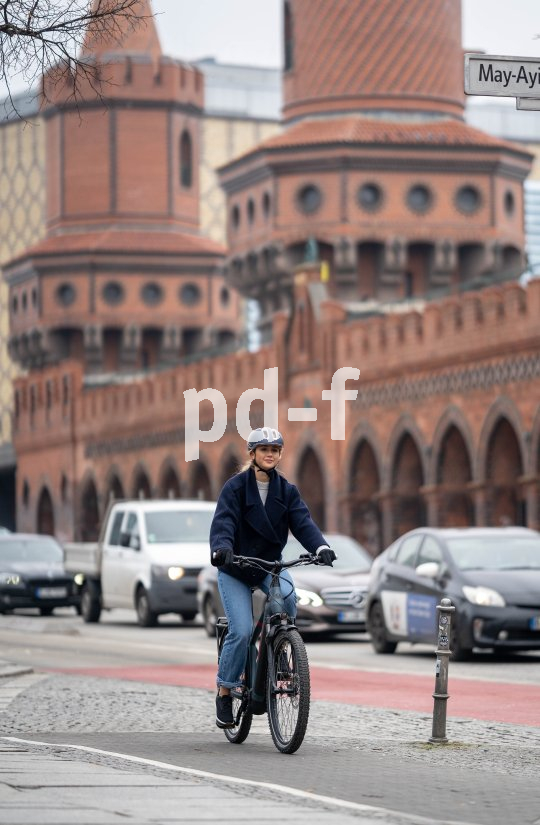Frau fährt mit E-Bike durch Berlin